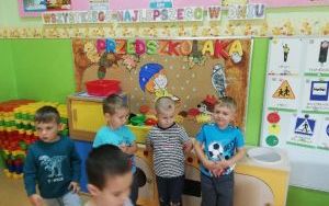Chłopcy z gr. 4-l stoją przy dekoracji z okazji Dnia Przedszkolaka