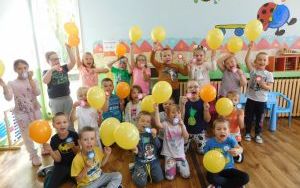 Grupa dzieci 0A pozuje do zdjęcia z balonami