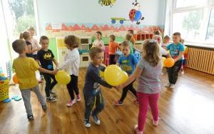 Dzieci z gr. 0A tańczy z balonami