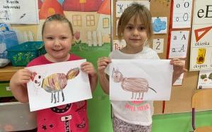 Weronika i Vanessa i ich rysunki ze zwierzętami