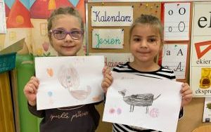Lena i Amelka ze swoimi rysunkami 