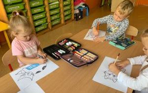Dzieci z gr. 5-latków kolorują obrazki zwierząt przy stoliku