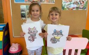 Weronika i Laura prezentują kolorowanki z kotami