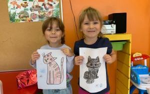 Zuzia i Lila prezentują kolorowanki z kotami