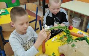 Kacper i Dawid wykonują kukiełki z warzyw