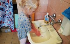 Natalka myje ręce