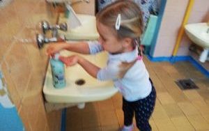 Emilka myje ręce