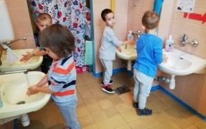 Dzieci z grupy 4-latków myją ręce w łazience