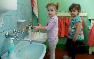 Dziewczynki myją ręce w łazience