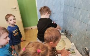 Grupa dzieci 5-letnich myje ręce w łazience