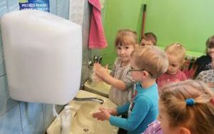 W łazience grupa dzieci myje ręce