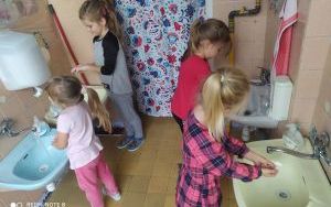 Dziewczynki z gr. 0A myją ręce w łazience