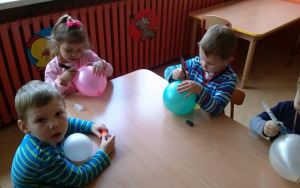 4-latki malują balony