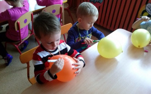 Dzień Przedszkolaka - malowanie balonów