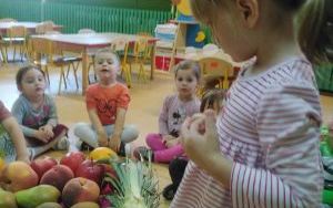 Maluchy poznają owoce (4)
