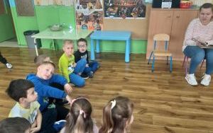 "Bajki poczytajki" - spotkanie czytelnicze w grupie 5-latków (2)