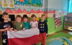 Święto Flagi i Konstytucji 3 Maja w grupie 5 latków (5)