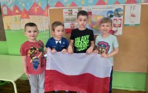 Święto Flagi i Konstytucji 3 Maja w grupie 5 latków (6)