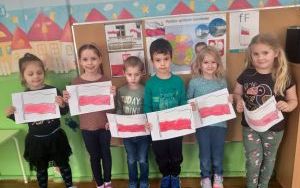 Święto Flagi i Konstytucji 3 Maja w grupie 5 latków (8)