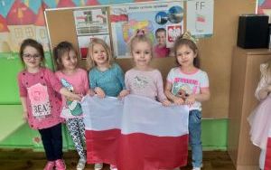 Święto Flagi i Konstytucji 3 Maja w grupie 5 latków (8)