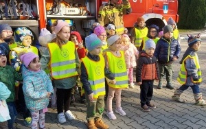 Wycieczka do Ochotniczej Straży Pożarnej - gr. 0A i 4-latki (1)
