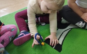 Zabawy na ścieżce sensorycznej - gr. 3, 4-latków (3)