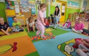 Zabawy na ścieżce sensorycznej - gr. 3, 4-latków (1)
