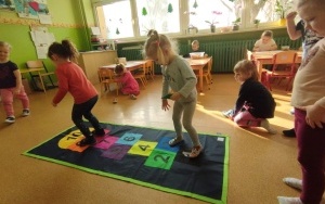 Zabawy na ścieżce sensorycznej - gr. 3, 4-latków (2)