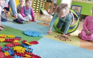 Zabawy na ścieżce sensorycznej - gr. 3, 4-latków (4)