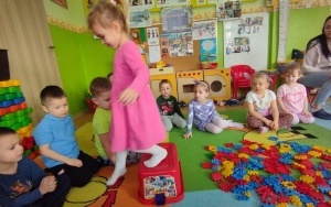 Zabawy na ścieżce sensorycznej - gr. 3, 4-latków (3)