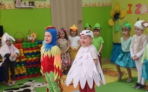 „Święta Wielkanocne z jajkiem i zającem” - przedstawienie 4-latków (2)