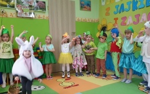 „Święta Wielkanocne z jajkiem i zającem” - przedstawienie 4-latków (9)