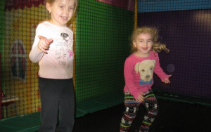Magda i Julka na trampolinie