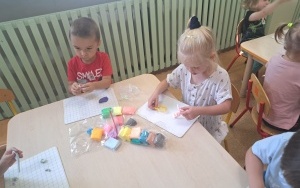Zabawy sensoryczne w grupie 3-latków (5)