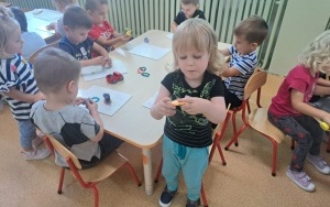 Zabawy sensoryczne w grupie 3-latków (9)