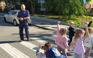 Spotkanie z policjantami w grupie 3 i 4-latków (3)