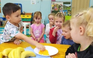 4-latki robią sałatkę owocową (2)