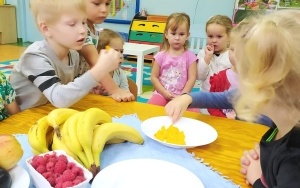 4-latki robią sałatkę owocową (3)