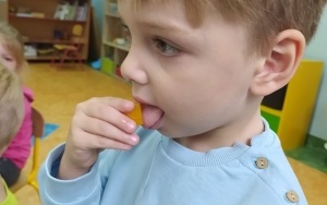 4-latki robią sałatkę owocową (1)