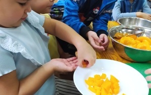 4-latki robią sałatkę owocową (2)