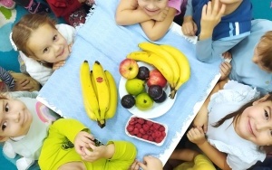 4-latki robią sałatkę owocową (4)