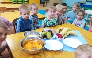 4-latki robią sałatkę owocową (6)