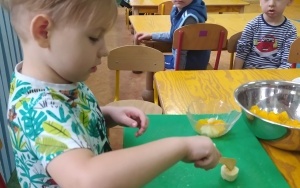 4-latki robią sałatkę owocową (5)