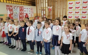 "Szkoła do hymnu" - uroczysta akademia z okazji Dnia Niepodległości Polski (6)