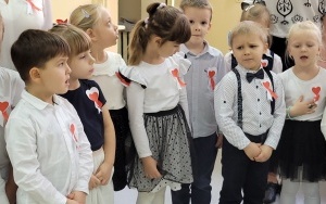 "Szkoła do hymnu" - uroczysta akademia z okazji Dnia Niepodległości Polski (8)