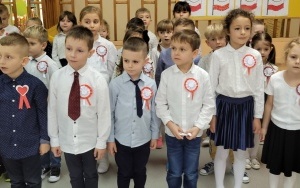 "Szkoła do hymnu" - uroczysta akademia z okazji Dnia Niepodległości Polski (10)