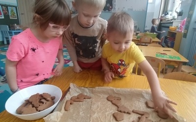 Pieczemy świąteczne pierniczki - grupa 4-latków (6)
