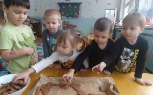 Pieczemy świąteczne pierniczki - grupa 4-latków (1)