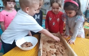 Pieczemy świąteczne pierniczki - grupa 4-latków (2)