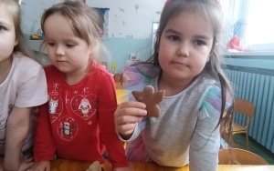 Pieczemy świąteczne pierniczki - grupa 4-latków (4)